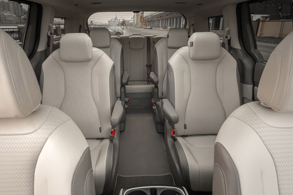 Аренда KIA Carnival в Санкт-Петербурге