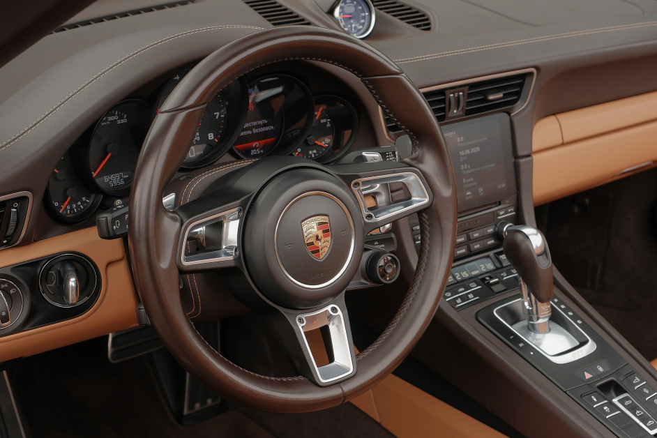 Аренда Porsche 911 Carrera 4S Cabriolet в Санкт-Петербурге