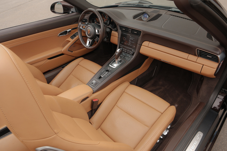 Аренда Porsche 911 Carrera 4S Cabriolet в Санкт-Петербурге
