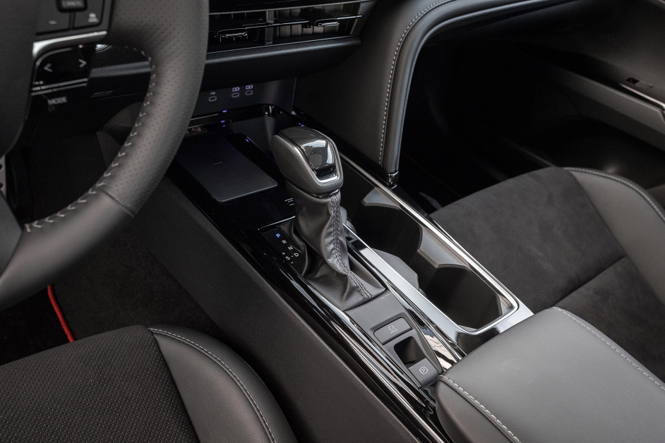 Аренда Toyota Camry HEV XV80 в Москве