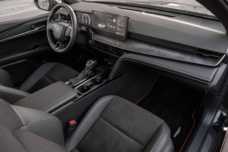 Аренда Toyota Camry HEV XV80 в Москве