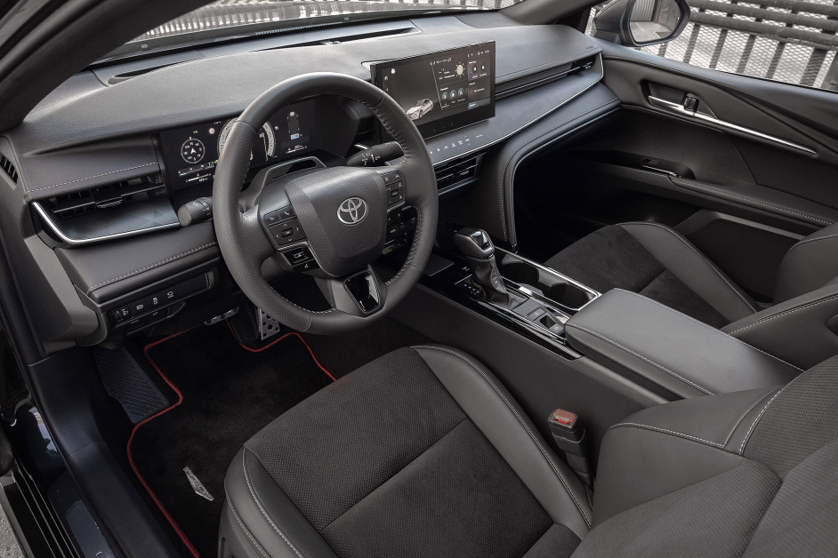 Аренда Toyota Camry HEV XV80 в Москве