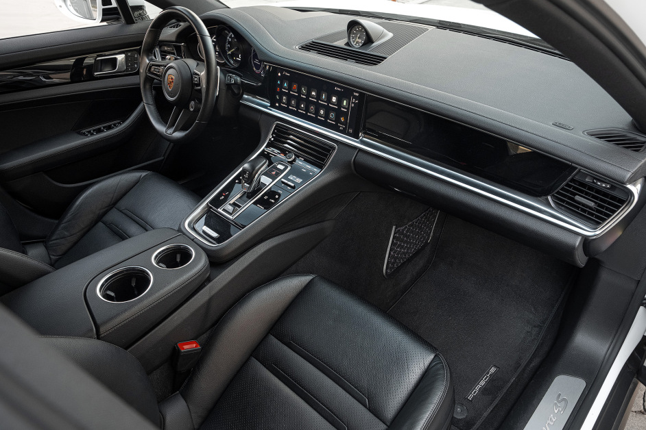 Аренда Porsche Panamera 4S E-Hybrid в Москве