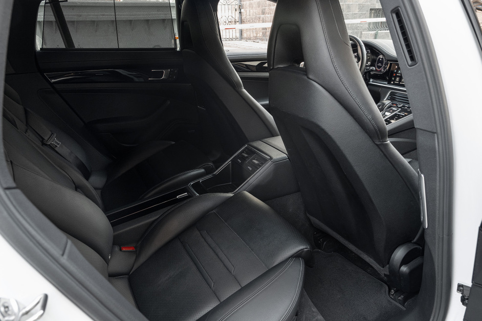 Аренда Porsche Panamera 4S E-Hybrid в Москве