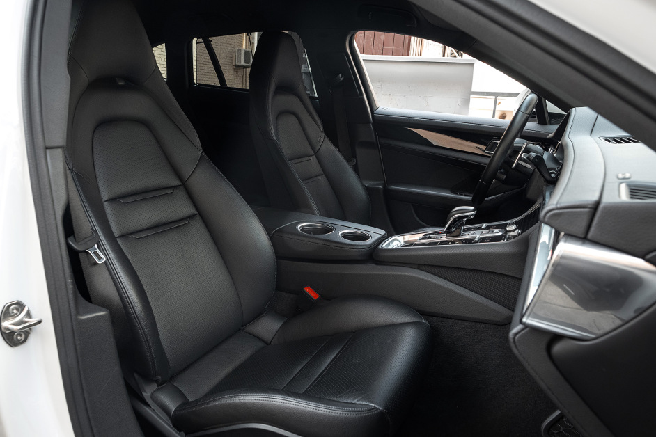 Аренда Porsche Panamera 4S E-Hybrid в Москве