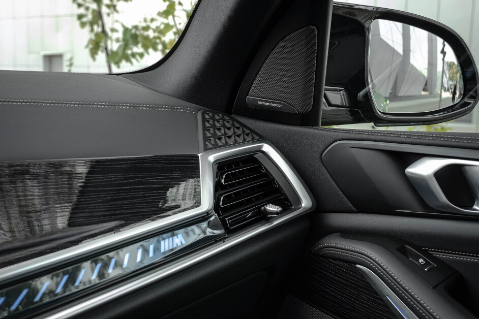 Аренда BMW X5 M60i в Москве