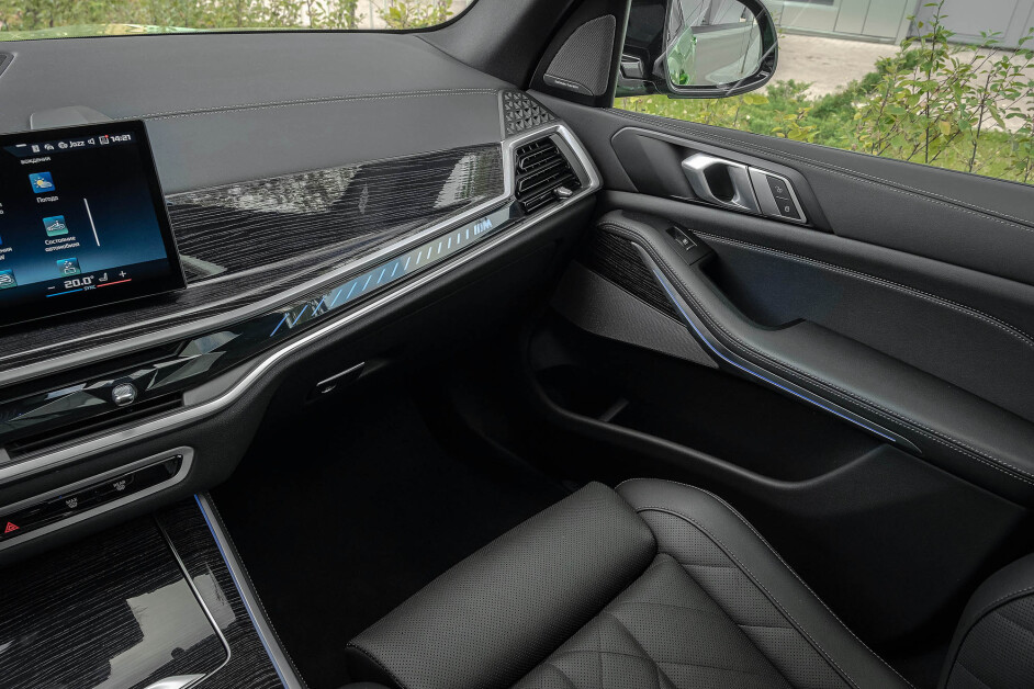 Аренда BMW X5 M60i в Москве